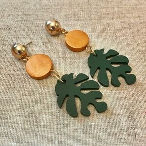 NWT Tropical Wooden Palm Leaf Drop Earrings